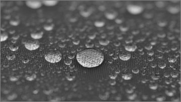 Wassertropfen auf Nanobeschichtetem Stoff